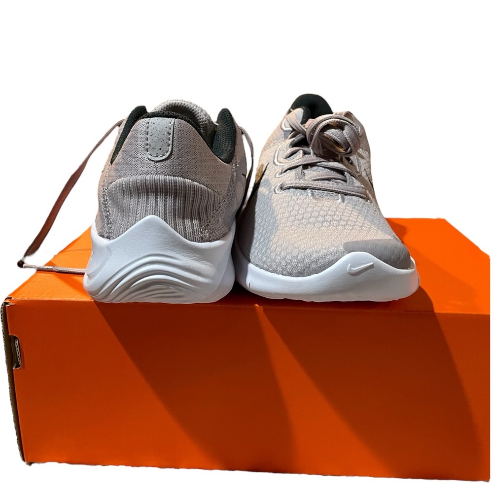 Nike Women's Gray and Black Athletic Shoes - Picture 4 of 7
